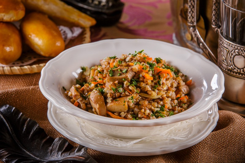 Гречка с мясом и грибами на сковороде рецепт с фото пошагово - 1000.menu